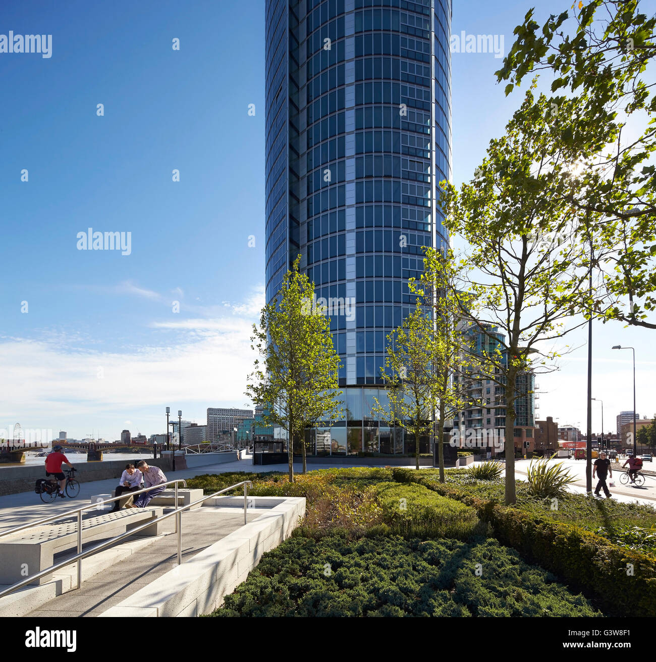 Sfera pubblica e il paesaggio intorno a un alto-aumento. St George Wharf Tower, London, Regno Unito. Architetto: Broadway Malyan Limited, 2014. Foto Stock