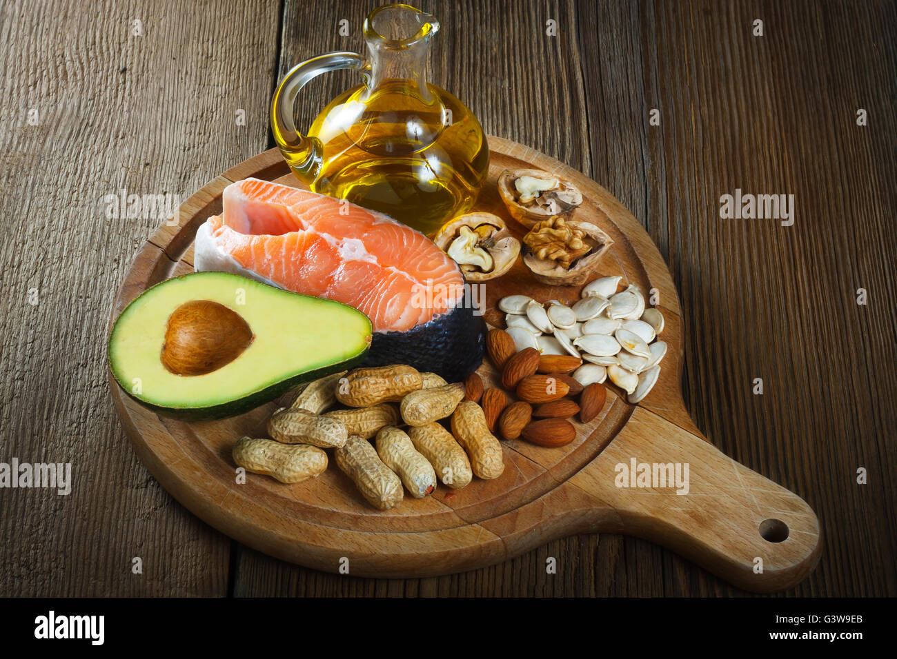 Grassi sani fonte: salmone, olio di avocado, semi di zucca, noci, pistacchi e mandorle Foto Stock