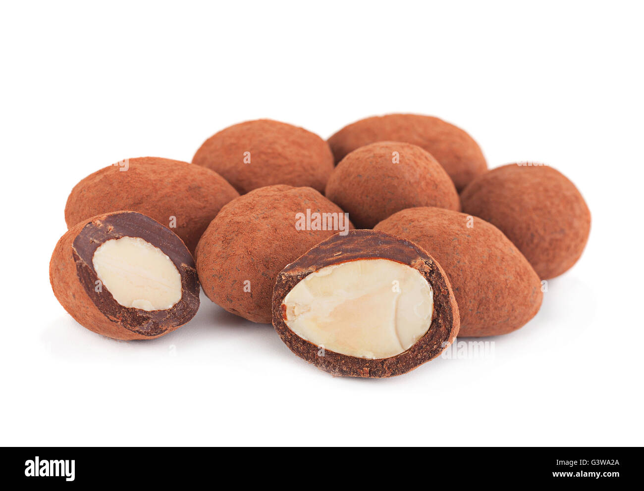 Caramelle di cioccolato con mandorle dado isolato su bianco Foto Stock