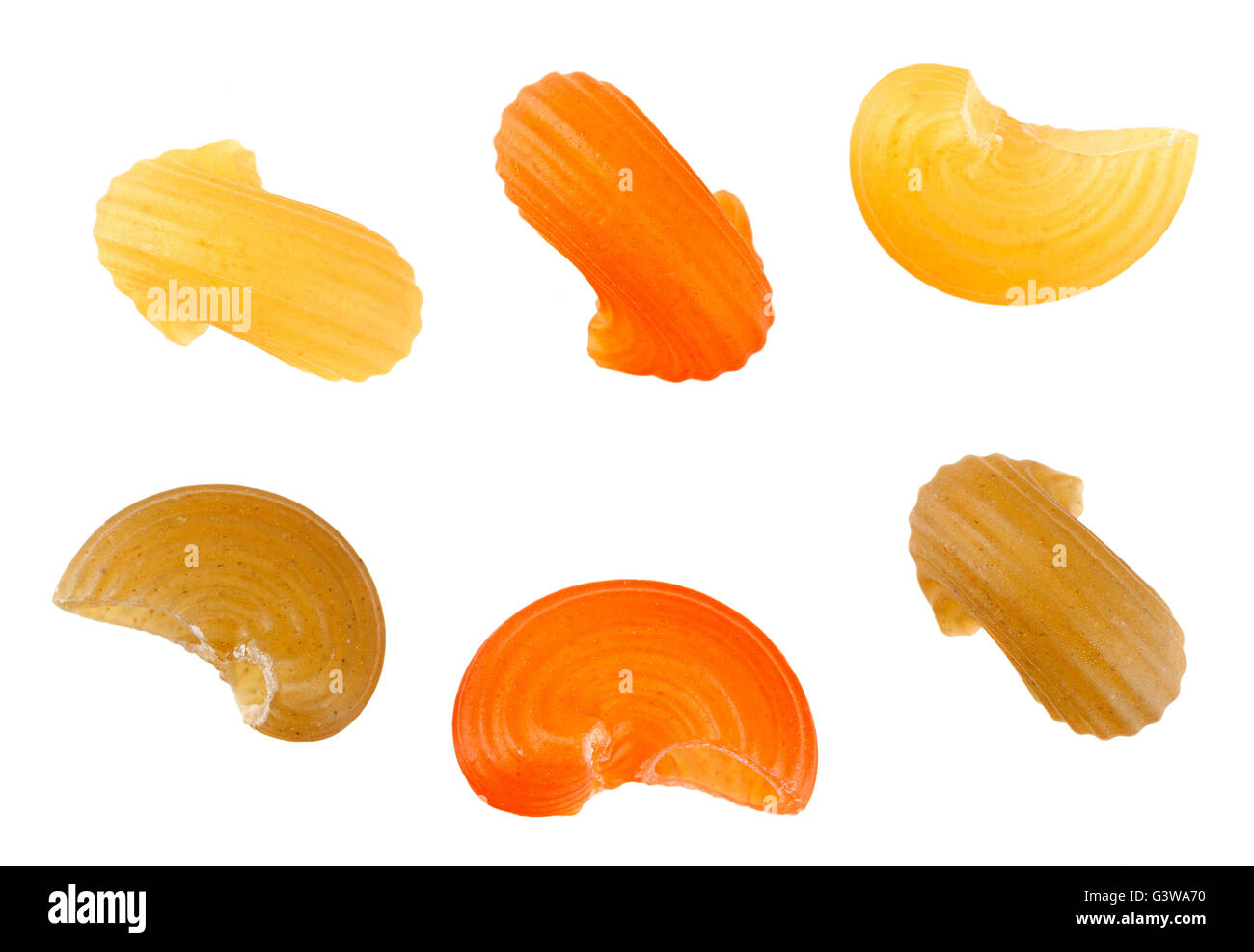 Multicolor a secco pasta swirl pezzi isolati su sfondo bianco Foto Stock