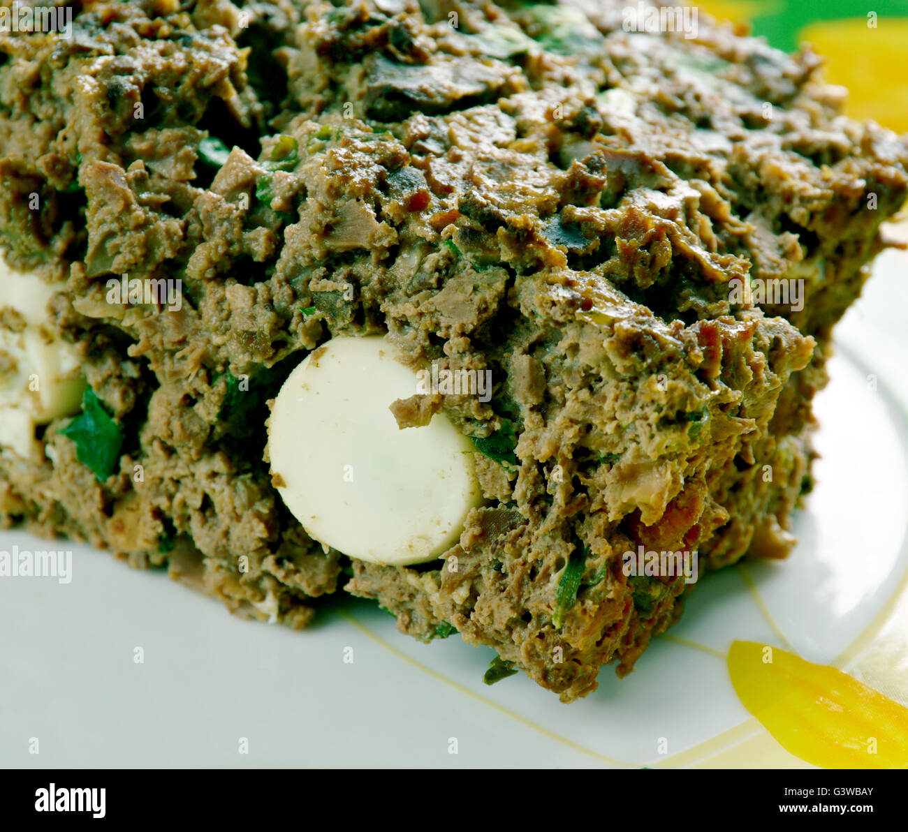 Drob - tradizionale piatto rumeno, simile ad un haggis, fatta di agnello macinata di frattaglie confezionate in omento e arrostito come un polpettone Foto Stock