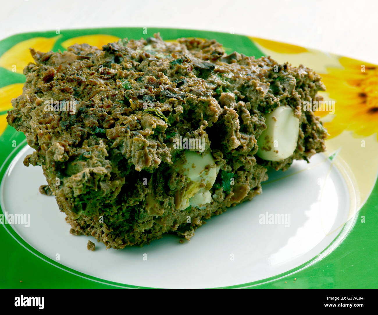 Drob - tradizionale piatto rumeno, simile ad un haggis, fatta di agnello macinata di frattaglie confezionate in omento e arrostito come un polpettone Foto Stock