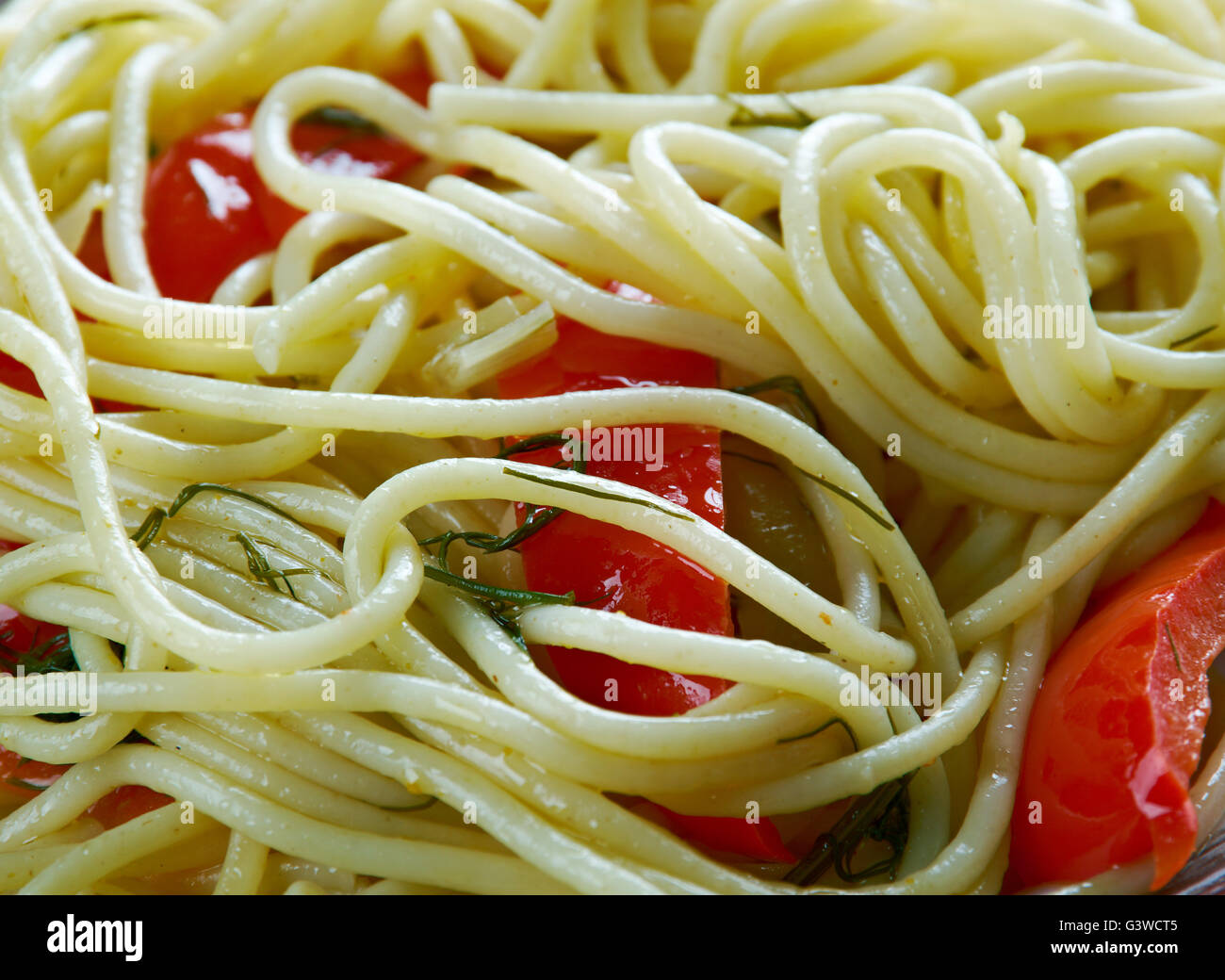 Spaghetti con sapori spagnoli. Pasta spagnolo con salsiccia Foto Stock