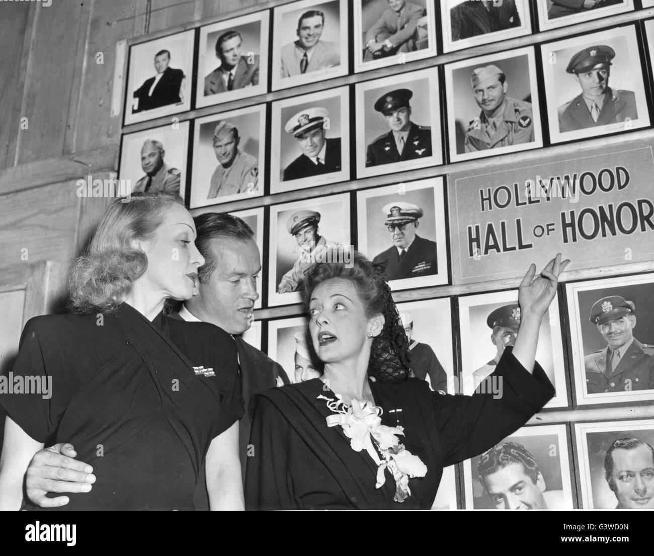 Marlene Dietrich, Bob Hope e Bette Davis discutere la sala d'onore alla mensa di Hollywood che è stato presentato presso la mensa della festa di compleanno di domenica. Foto Stock