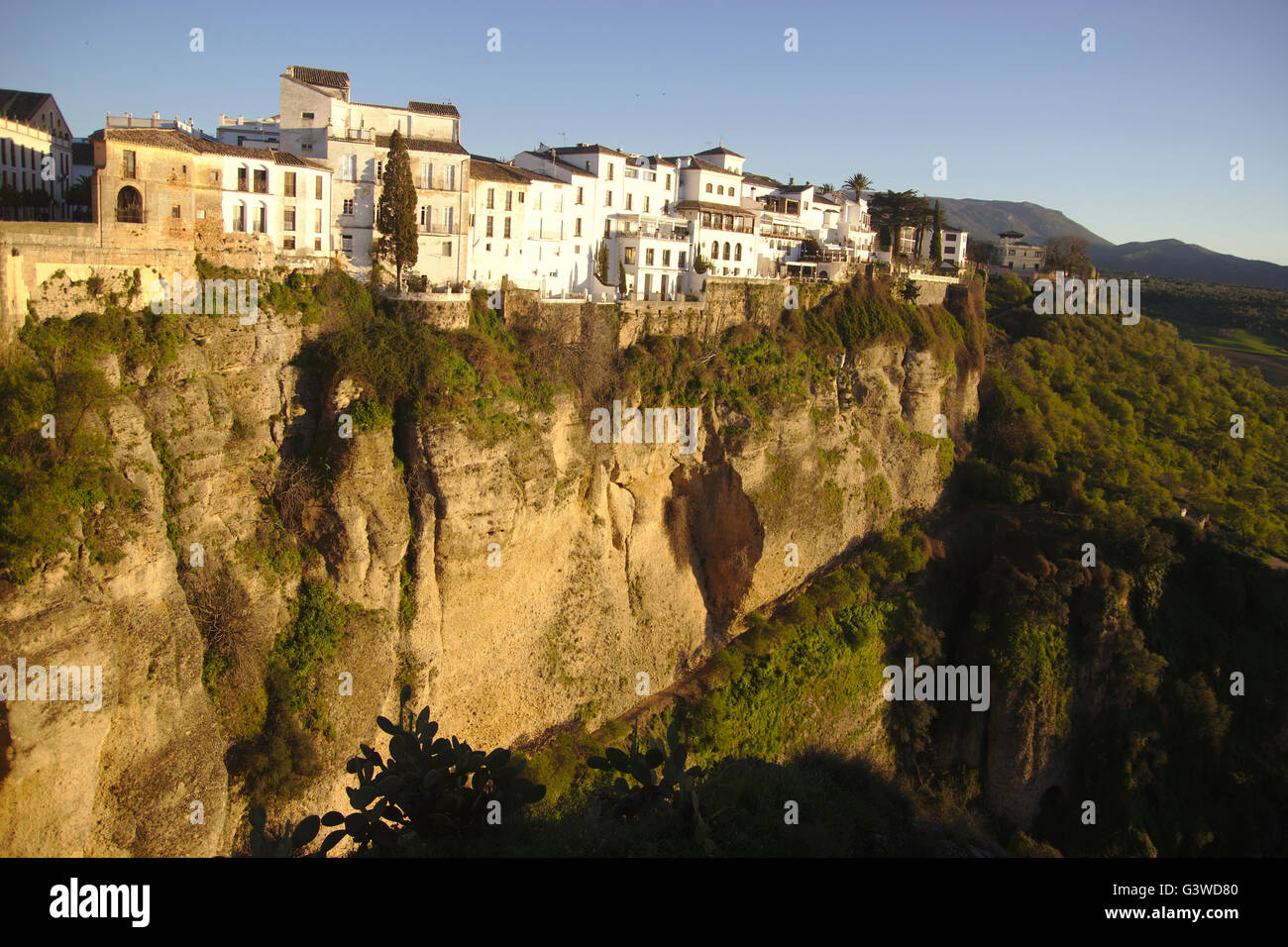 Ronda, vista su El Tajo canyon sulla città vecchia, luce della sera, Andalusia, Spagna Foto Stock