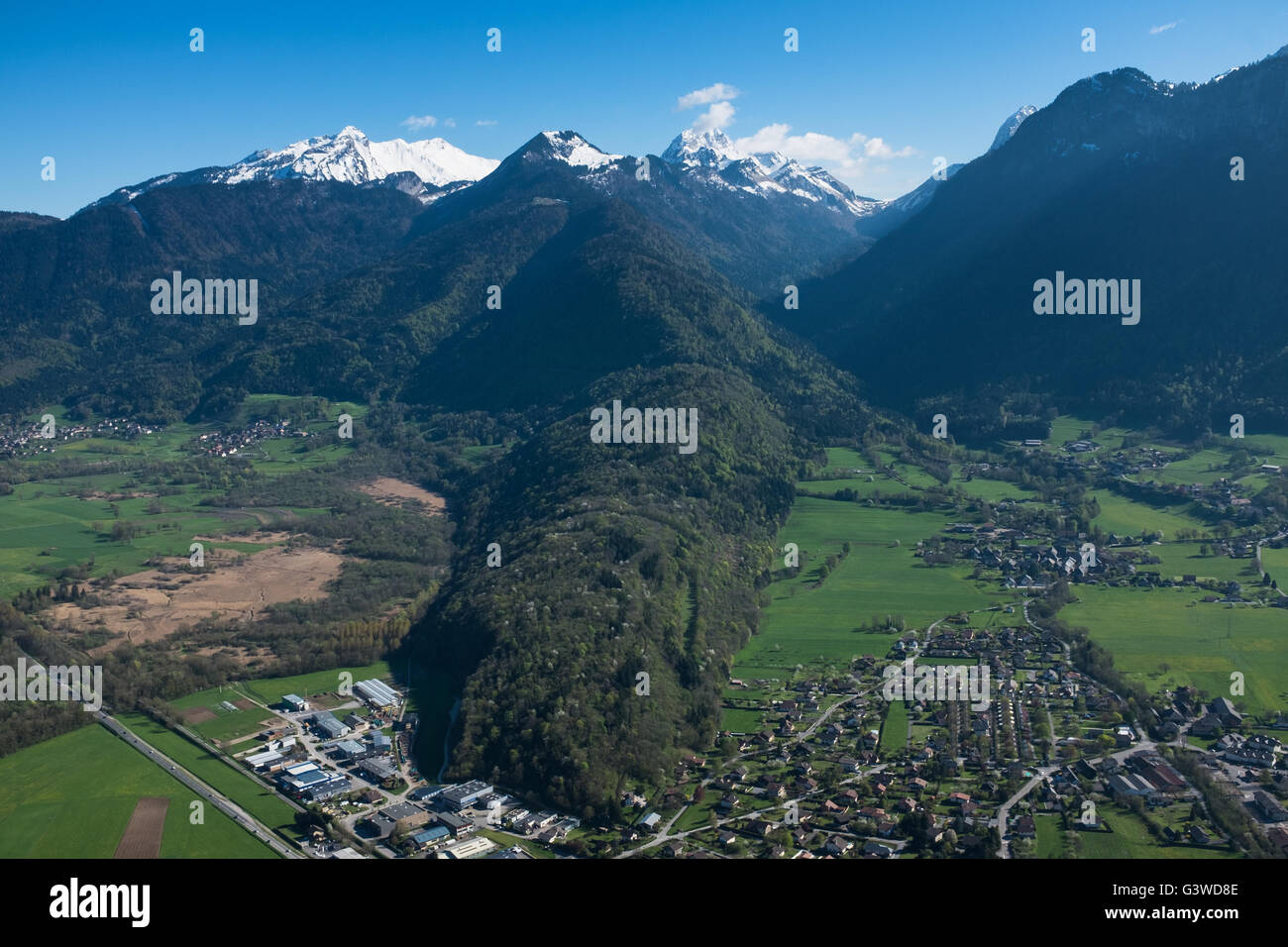 Doussard nei pressi del lago di Annecy visto dall'aria, sulle Alpi francesi, Haute Savoie Foto Stock