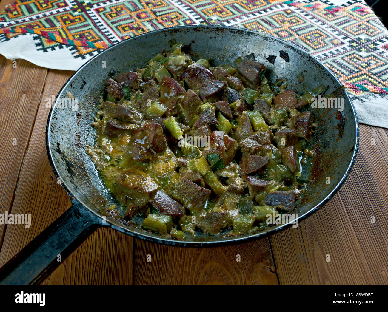 Fegato stile russo con cime di rapa cotto a vapore Foto Stock