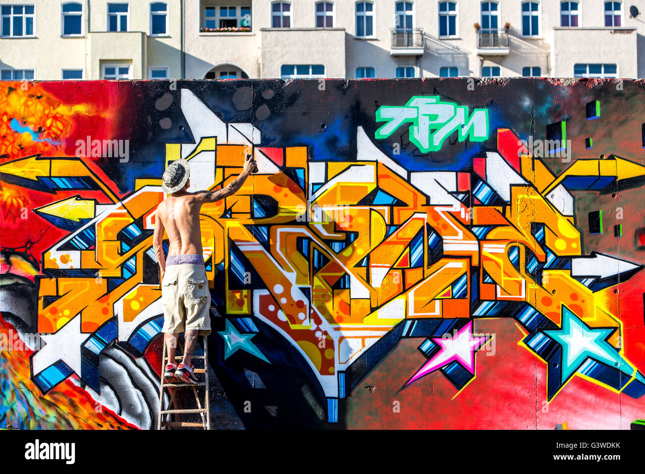 Arte dei graffiti in corrispondenza di un muro di Berlino, distretto di Friedrichshain, Germania Foto Stock