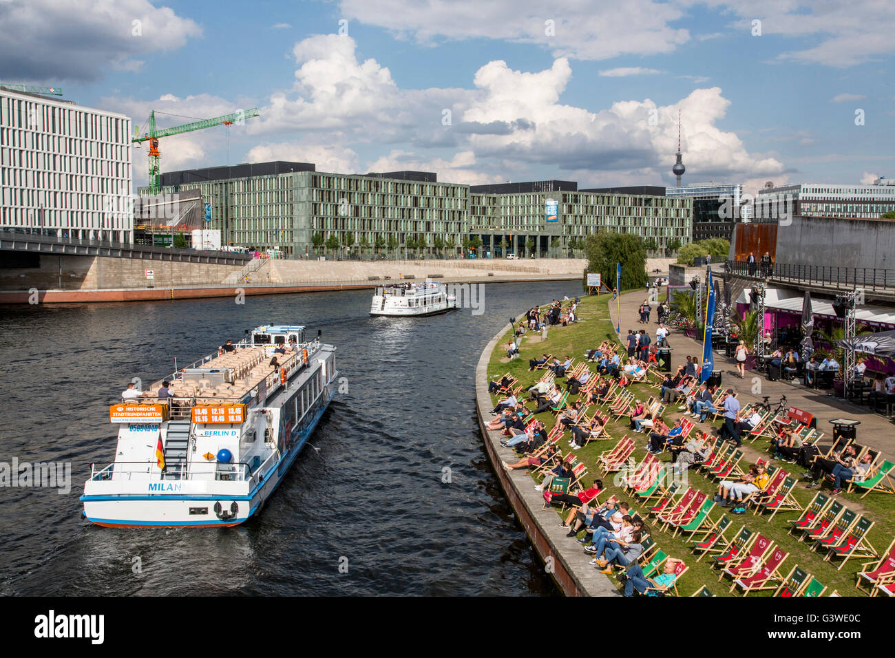 Crociera sul Fiume imbarcazioni, escursione sul fiume Spree, Berlino, Germania, quartiere governativo, capitale Beach beer garden, Foto Stock