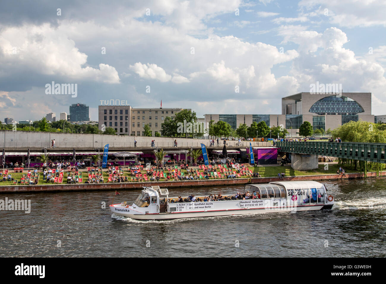 Crociera sul Fiume imbarcazioni, escursione sul fiume Spree, Berlino, Germania, quartiere governativo, capitale Beach beer garden, Foto Stock