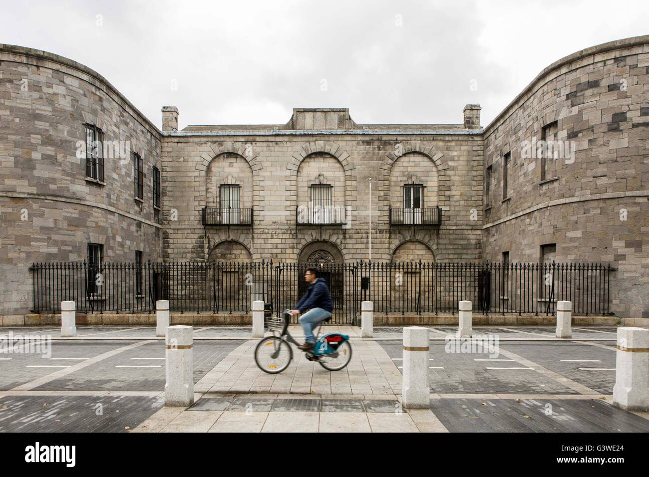 Kilmainham Gaol , Kilmainham, Dublino, Irlanda. Un uomo su una city bike superato Foto Stock