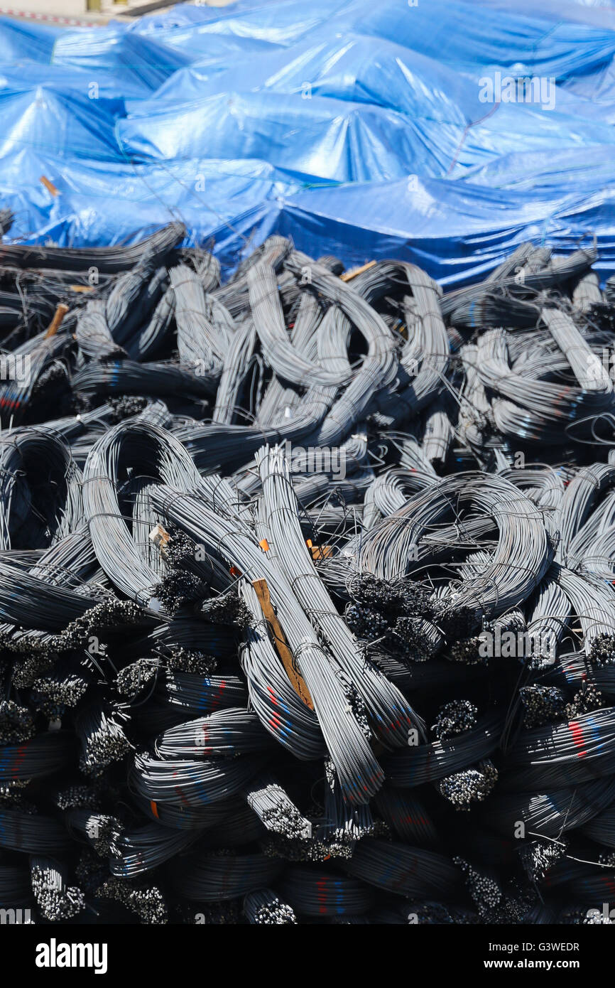 Tondini di acciaio per la costruzione. Seduti sul Quayside. Porto di Salalah Oman. Medio Oriente Foto Stock