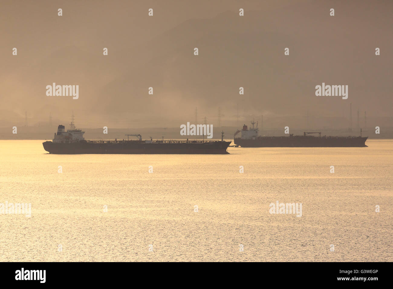 Le navi per la raccolta di notte il convoglio attraverso il canale di Suez. Mar Rosso in Egitto. Foto Stock