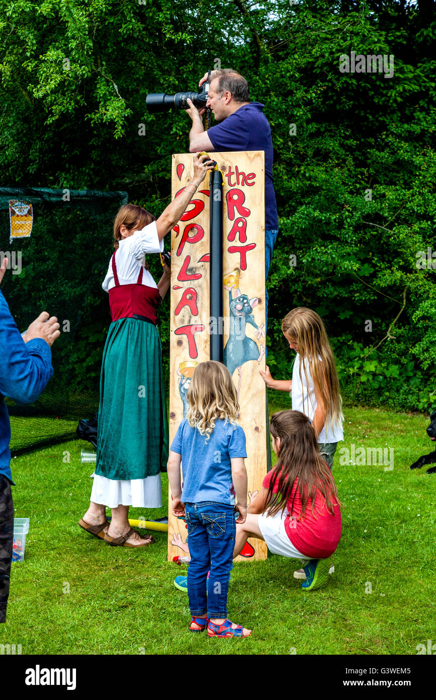 I bambini giocando il gioco tradizionale di Splat Rat presso la Fiera medievale di Abinger, Surrey, Regno Unito Foto Stock