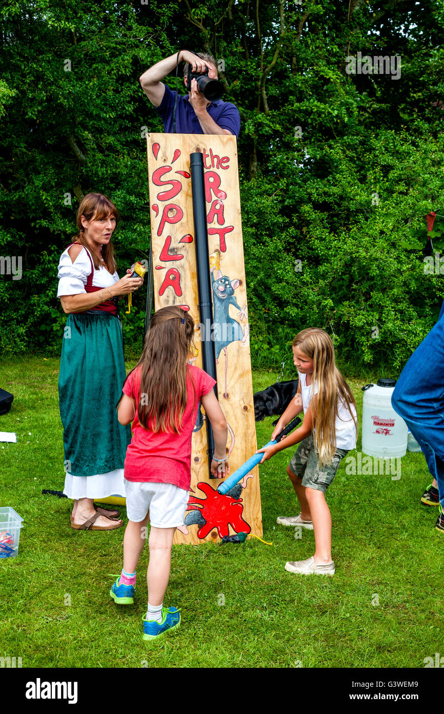 I bambini giocando il gioco tradizionale di Splat Rat presso la Fiera medievale di Abinger, Surrey, Regno Unito Foto Stock