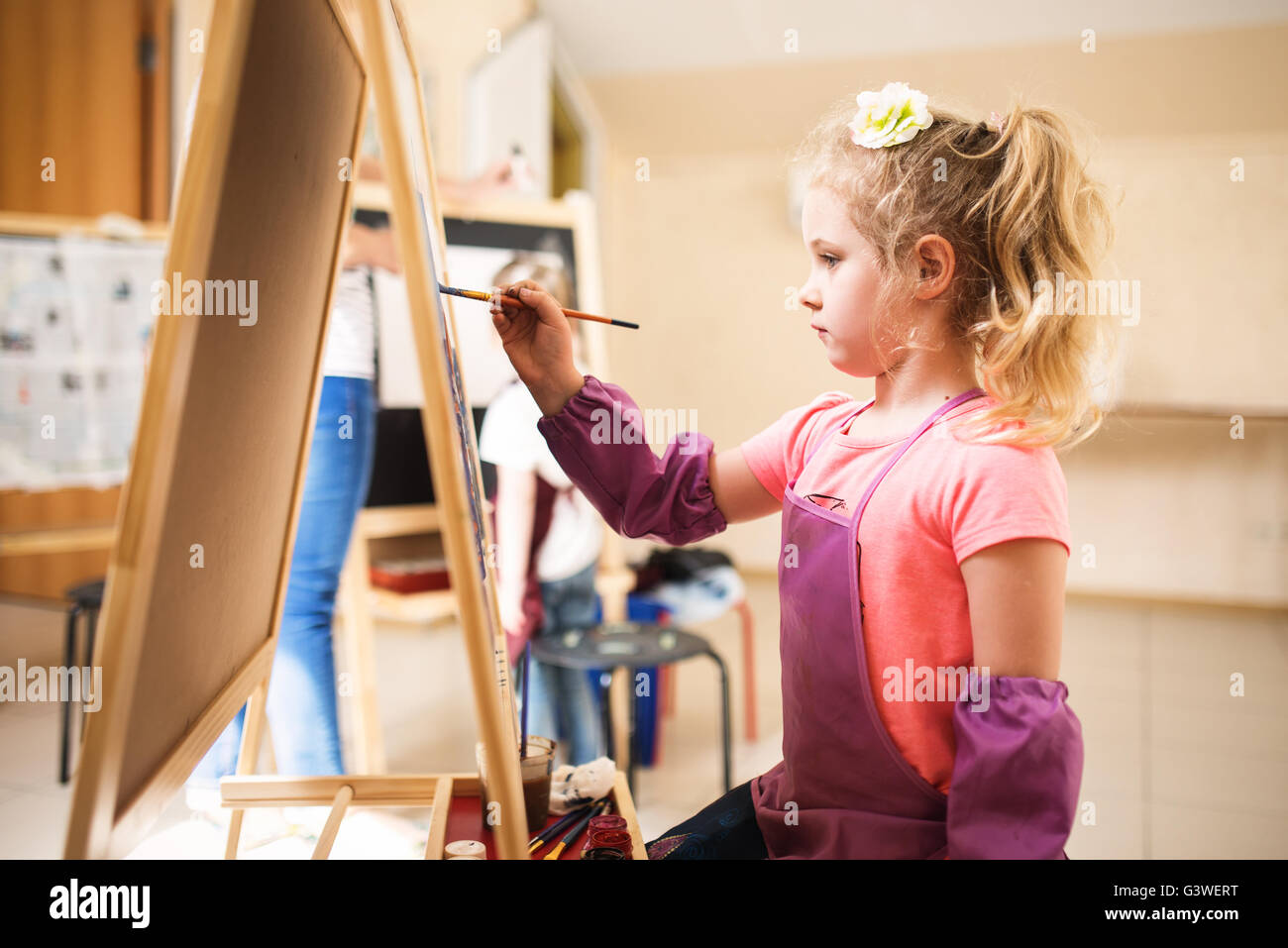Artista ragazza scuola di pittura acquerello pennello Foto Stock