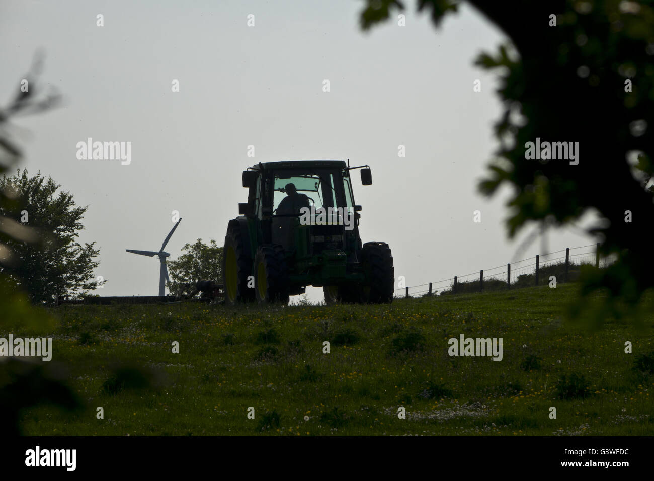 Northern Irish Farmer farming sul trattore Foto Stock