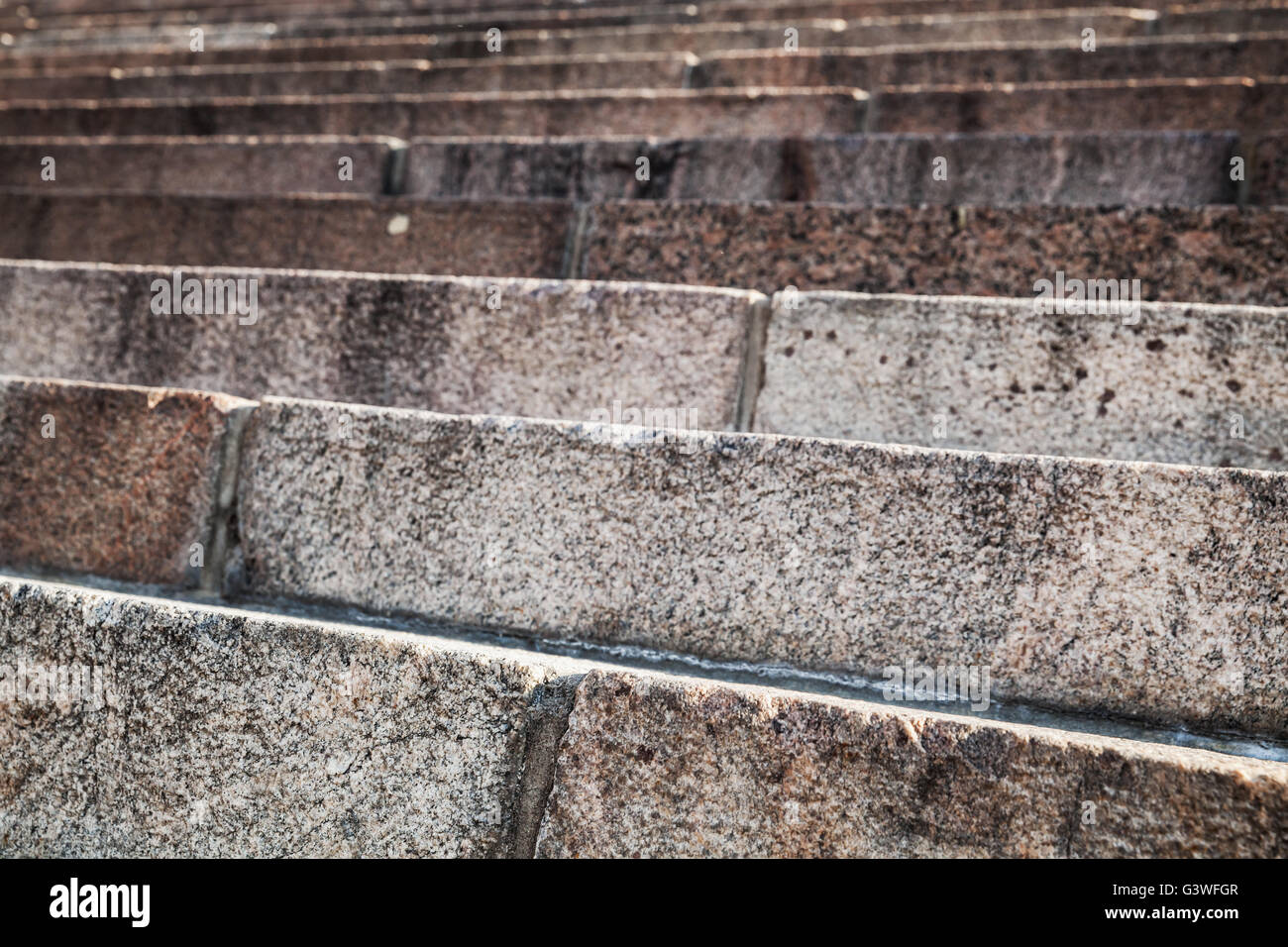 Abstract architettura frammento. Vecchia scalinata di pietra in granito blocchi, close-up foto con messa a fuoco selettiva Foto Stock