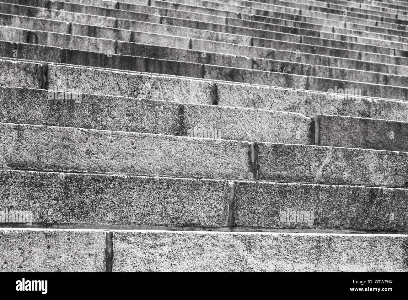 Abstract architettura frammento. Vecchia scalinata di granito grigio di blocchi di pietra, closeup foto con messa a fuoco selettiva Foto Stock