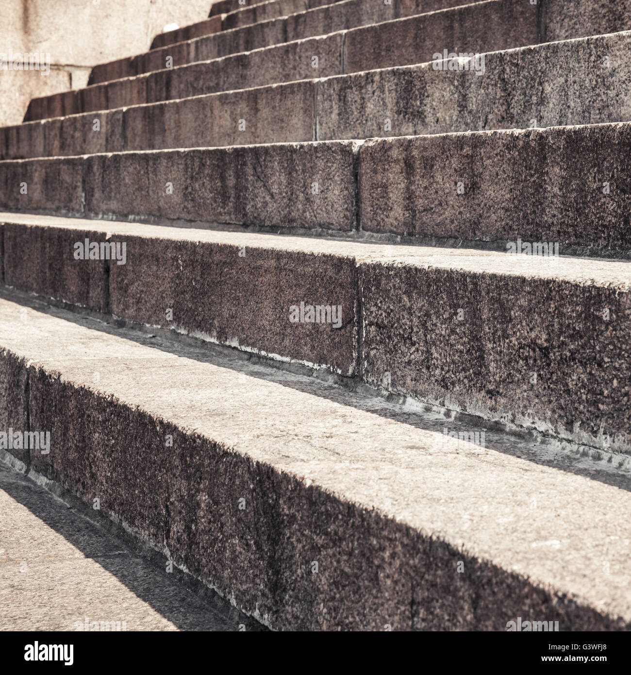 Abstract architettura frammento. Vecchia scalinata di granito bruno di blocchi di pietra, closeup foto con messa a fuoco selettiva Foto Stock