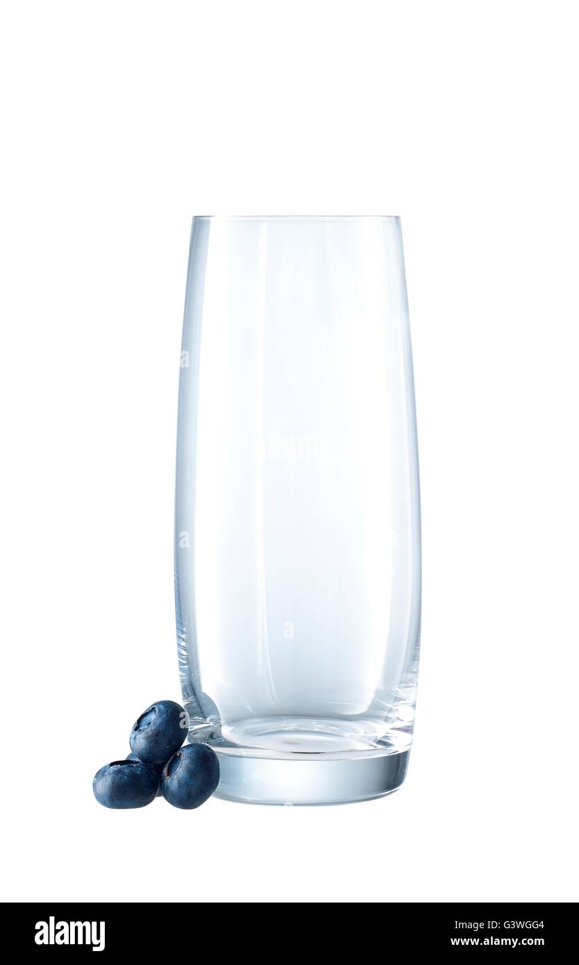 Longdrink vuoto di vetro con berry isolato su bianco Foto Stock