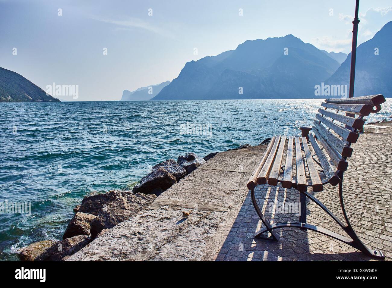 Godendo della splendida vista su un lago di montagna. Foto Stock