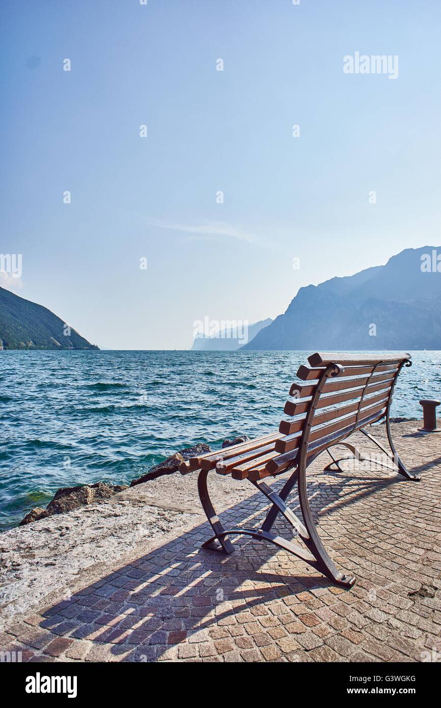 Godendo della splendida vista su un lago di montagna. Foto Stock