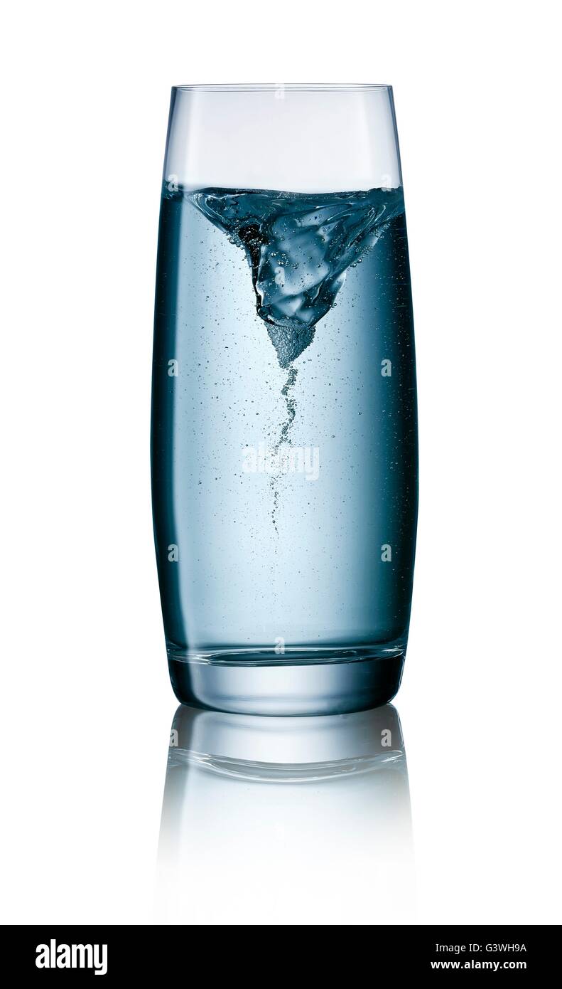 Typhoon in un bicchiere di acqua con percorso di clipping blu Foto Stock