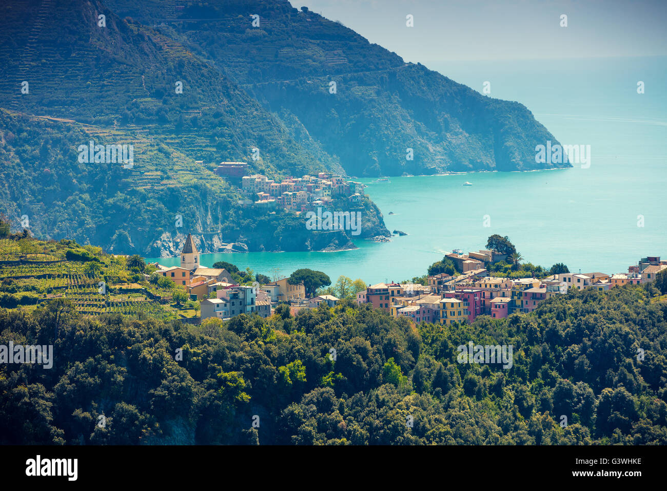 Rocciosa costa del mare. Mar Ligure, visualizzare a Monterosso Village, Cinqe Terre, Italia Foto Stock