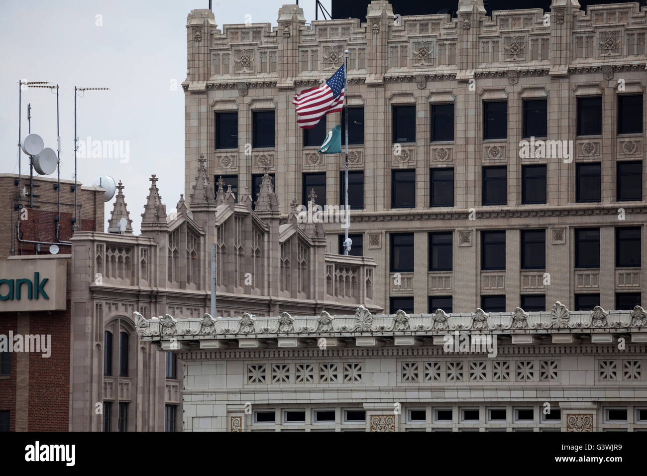 Tre differenti facciate di edifici che mostrano diversi stili architettonici. Foto Stock