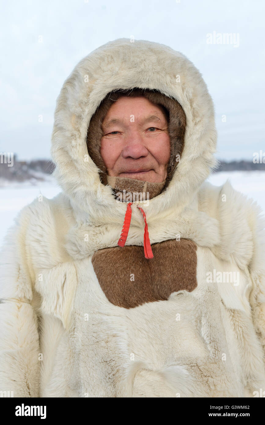 Ritratto di anziani Nenets in vestiti nazionali, malitsa. Penisola di Yamal Foto Stock