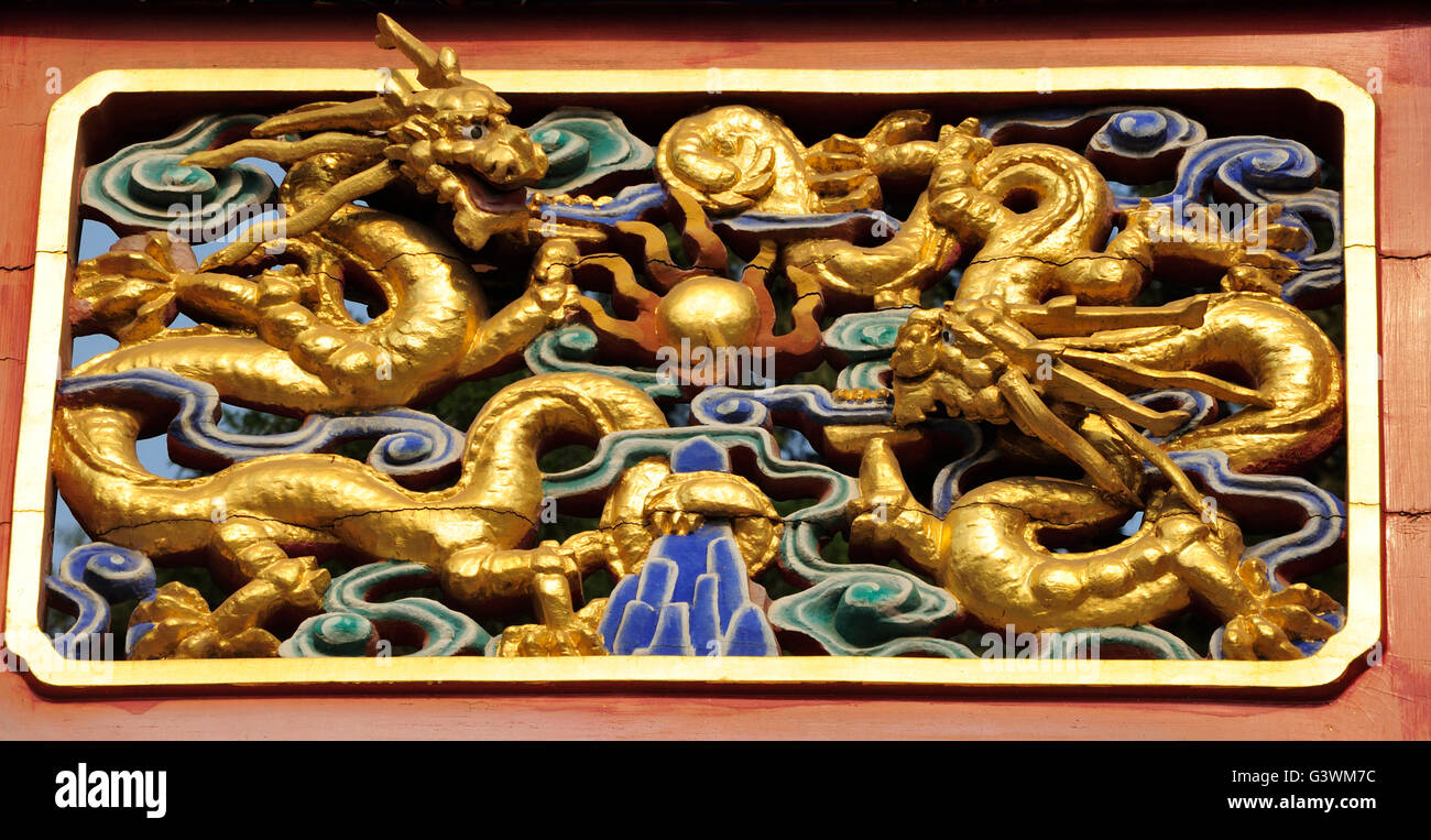 Golden drago cinese dettagli architettonici su un cancello nel Parco Jingshan Beijing in Cina. Foto Stock Golden drago cinese dettagli architettonici su un cancello nel Parco Jingshan Beijing in Cina. Foto Stock
