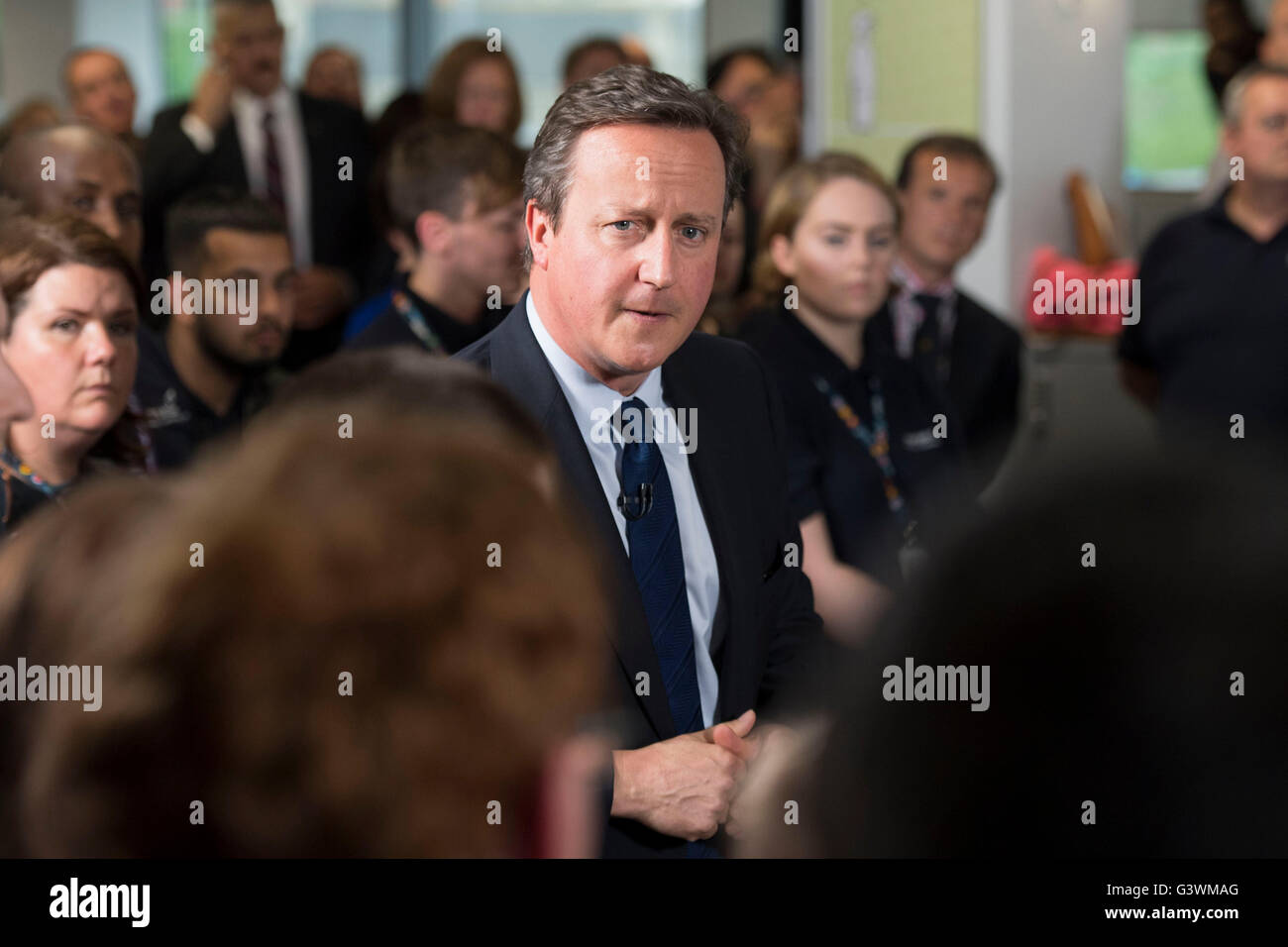 Ex primo Ministro David Cameron con il Primo Ministro del Galles Carwyn Jones presso la British Gas a Cardiff, nel Galles del Sud. Foto Stock