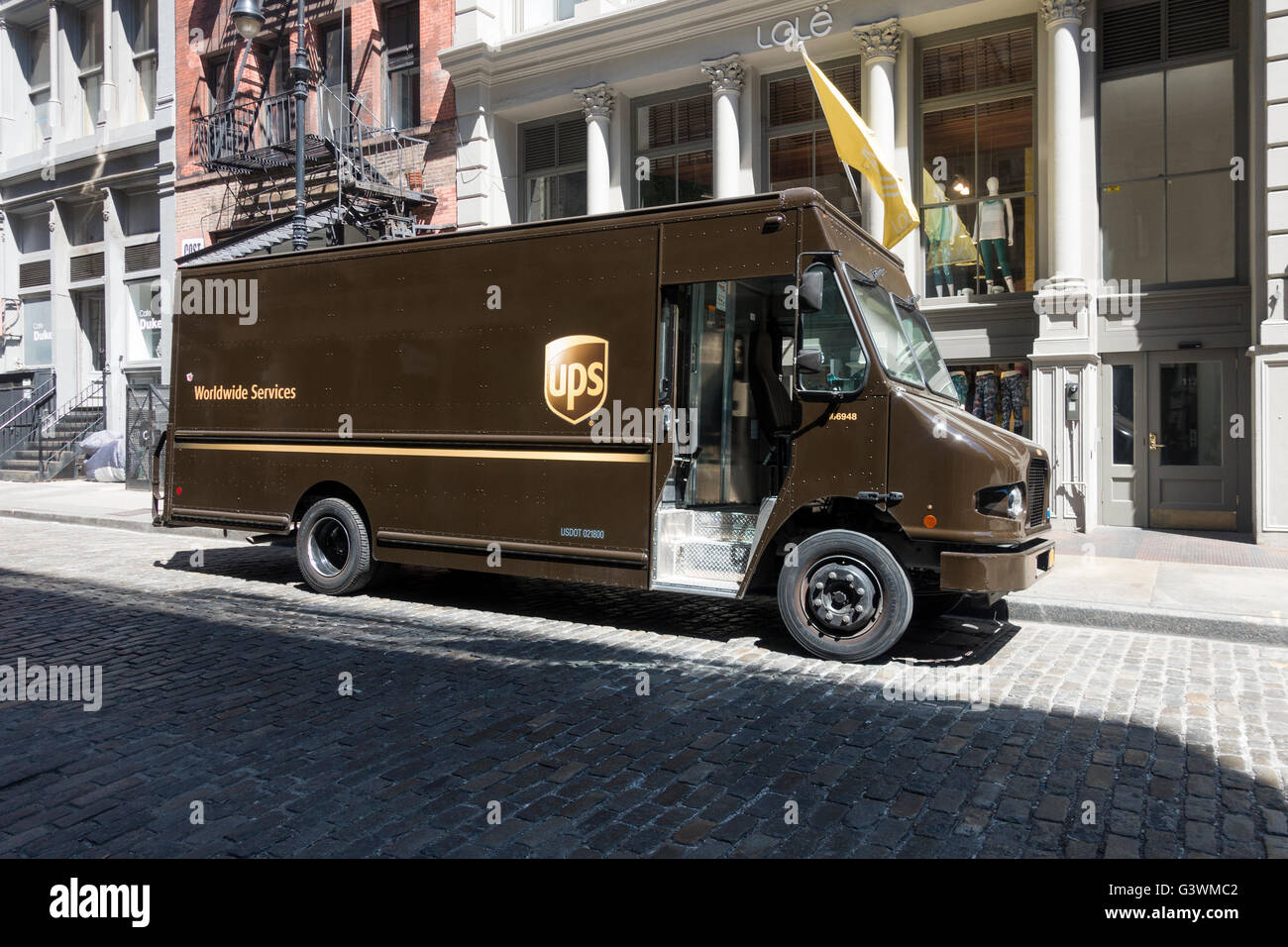Un UPS consegna carrello parcheggiato su una strada di ciottoli di SoHo a New York City Foto Stock