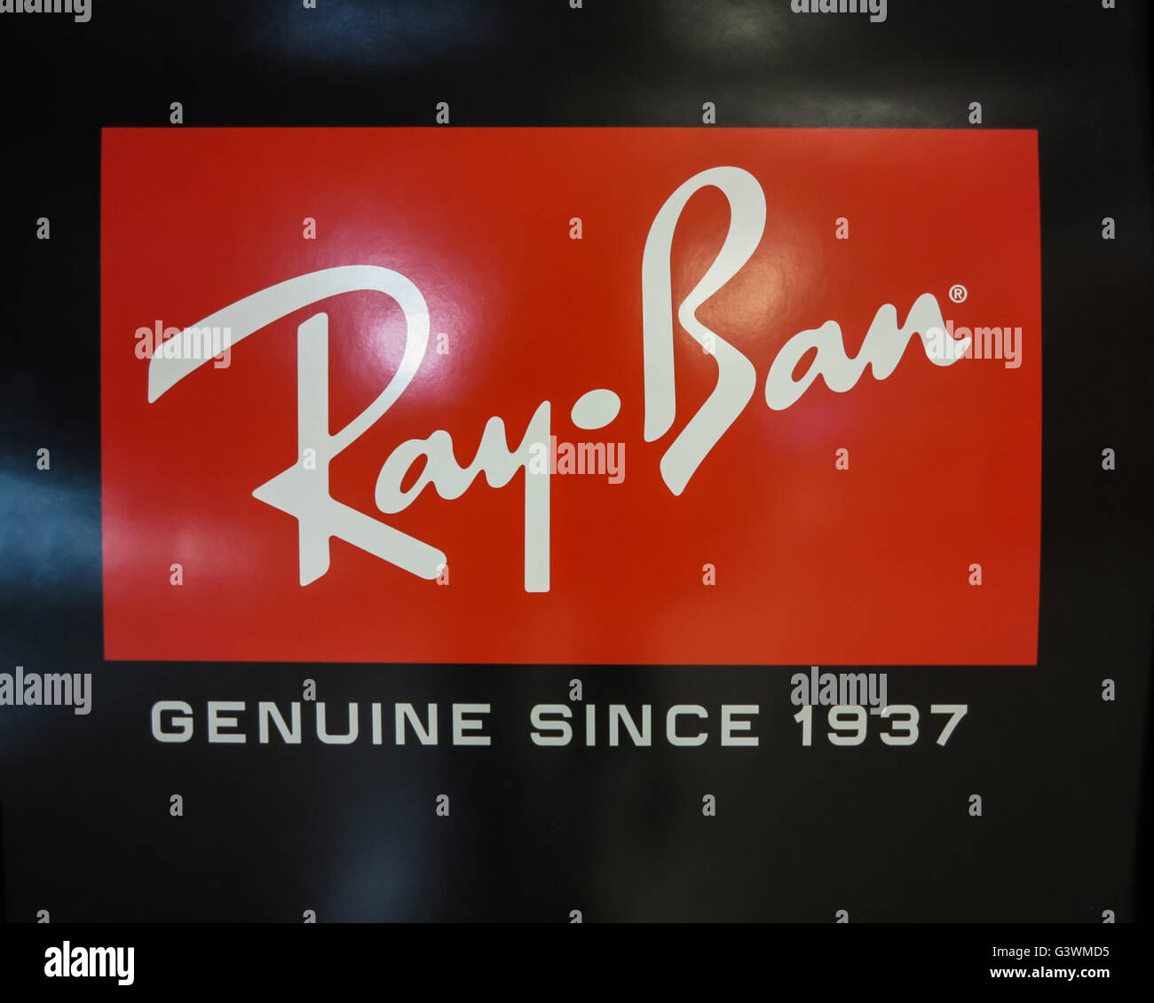 ALBERTA, Canada - 20 settembre 2014: Ray-Ban logo. È un marchio di occhiali da sole e occhiali fondata nel 1937 da American compa Foto Stock