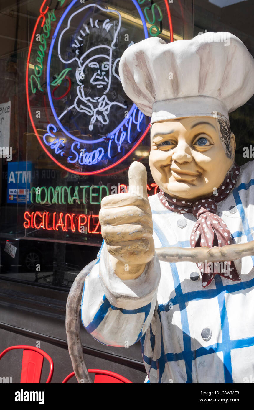 Figura in plastica al di fuori di un siciliano in una pizzeria di Soho a New York City Foto Stock