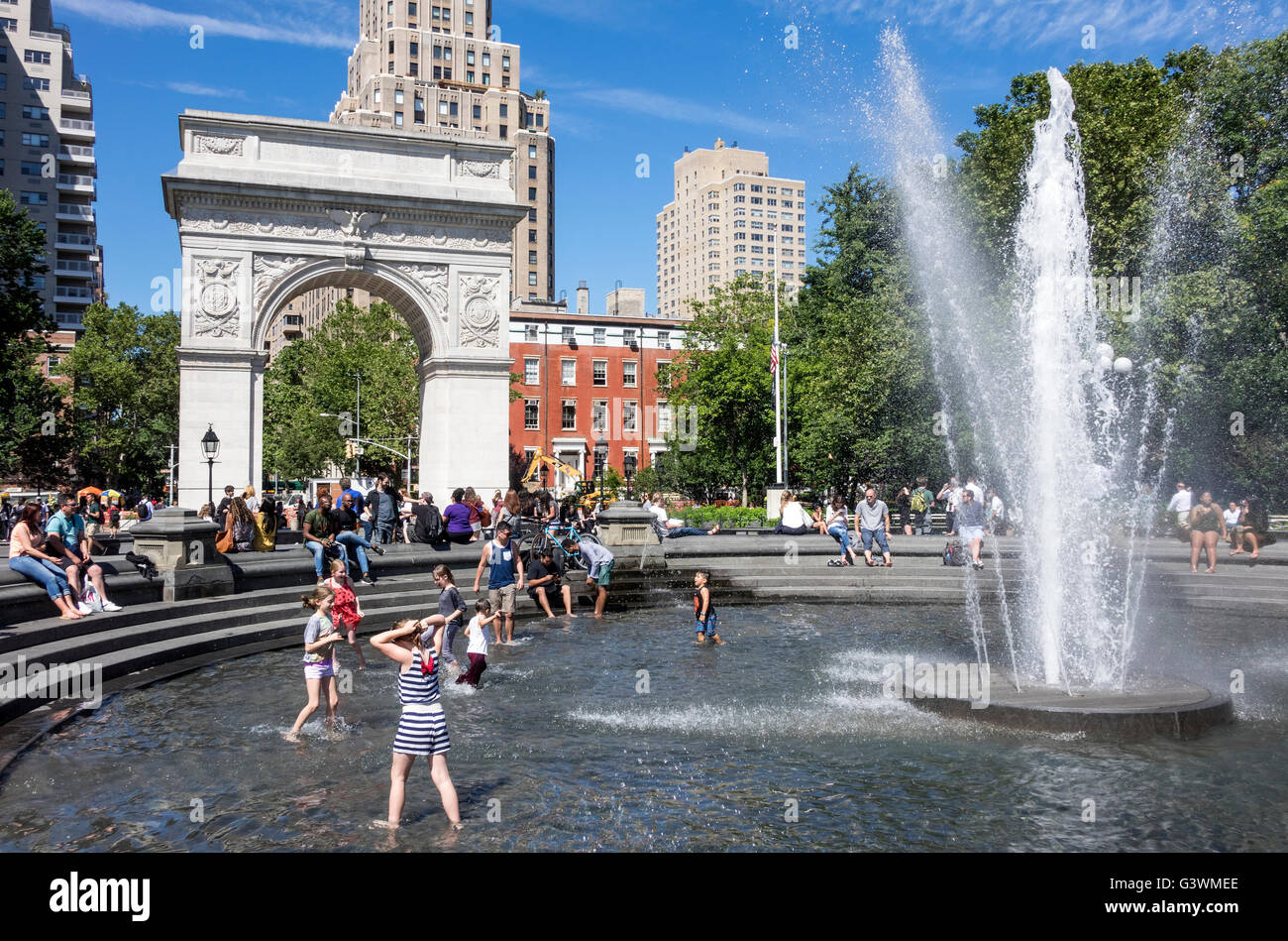 Bambini che giocano nella fontana di Washington Square Park nel Greenwich Village di New York City Foto Stock