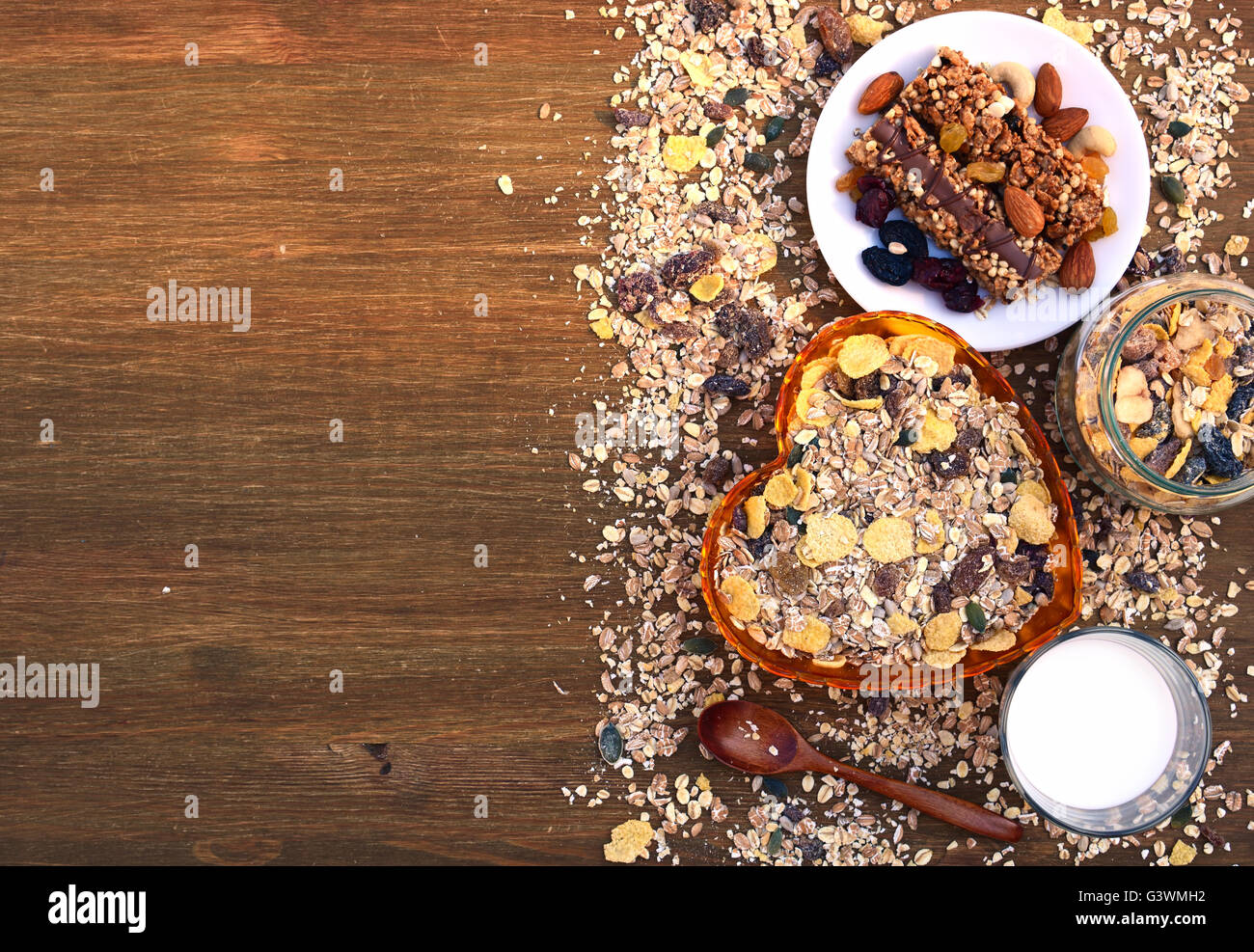 Una sana colazione con muesli di cereali, latte, noci e bacche Foto Stock