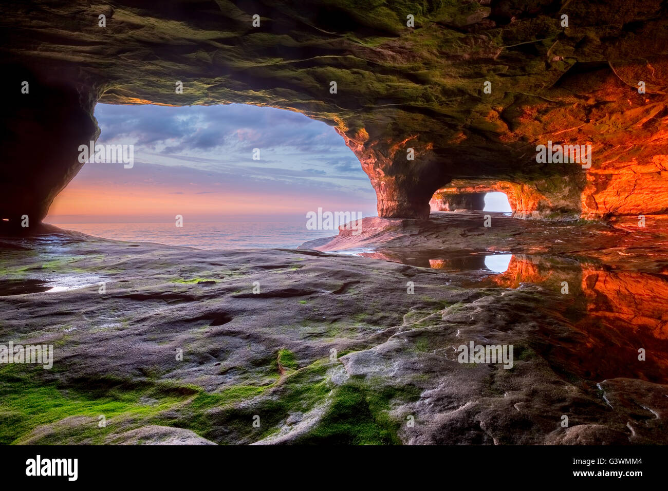 Grotta marina irradia un rosso vivo dal tramonto sul Lago Superiore. Il Pictured Rocks area vicino Munising Michigan Foto Stock
