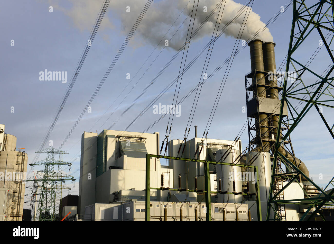 Germania Amburgo Moorburg, Vattenfall carbone power station, la combustione di carbon fossile importato, CO2 Emissioni di biossido di carbonio dalla ciminiera e la trasmissione di energia elettrica ad alta tensione a traliccio torre in acciaio Foto Stock
