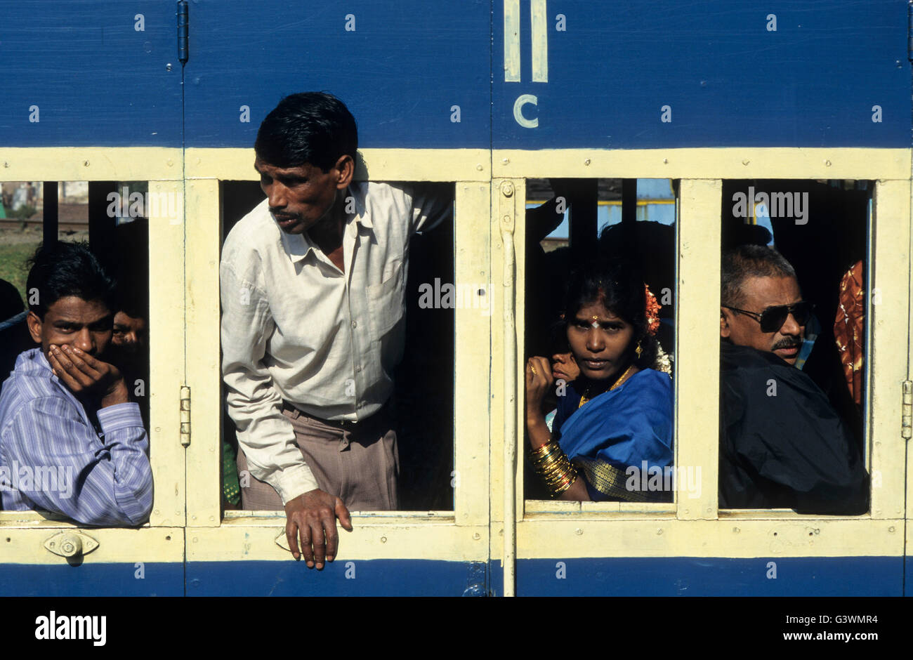 INDIA, nello Stato del Tamil Nadu, Nilgiris, Coonoor, Nilgiri ferrovia di montagna uno storico sistema di cottura a vapore operanti su una cremagliera e pignone via a salire l'alta quota nelle montagne Nilgiri, costruita dagli Inglesi nel 1908, 'X' di classe a vapore locomotive a cremagliera fabbricati dalle locomotive svizzere e la macchina funziona di Winterthur in Svizzera, del passeggero nel vano Foto Stock