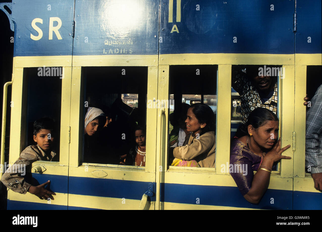 INDIA, nello Stato del Tamil Nadu, Nilgiris, Coonoor, Nilgiri ferrovia di montagna uno storico sistema di cottura a vapore operanti su una cremagliera e pignone via a salire l'alta quota nelle montagne Nilgiri, costruita dagli Inglesi nel 1908, 'X' di classe a vapore locomotive a cremagliera fabbricati dalle locomotive svizzere e la macchina funziona di Winterthur in Svizzera, del passeggero nel vano Foto Stock