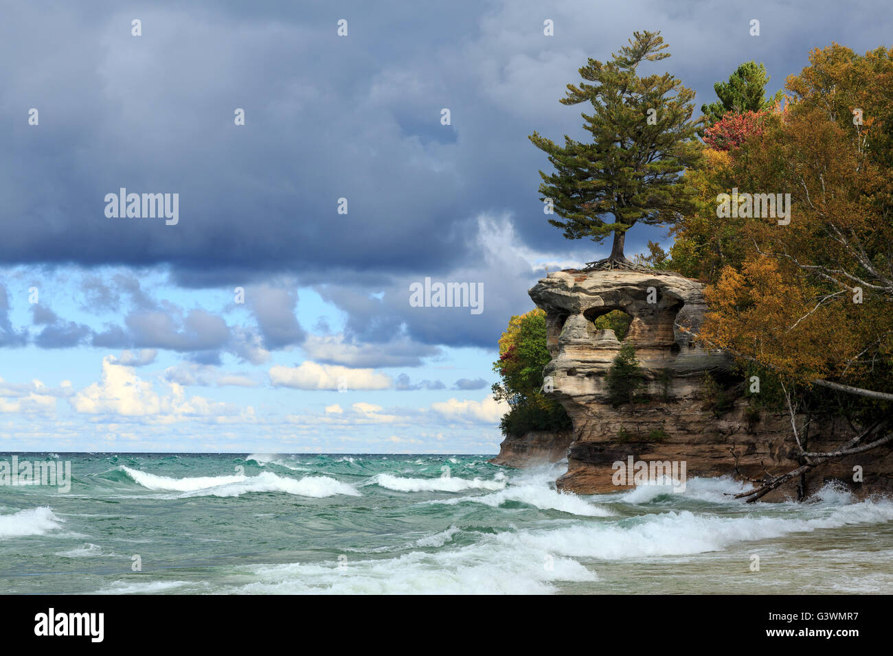 Cappella Rock è martoriata dalle onde che si infrangono dal Lago Superiore al Pictured Rocks National Lakeshore, Penisola Superiore del Michigan Foto Stock