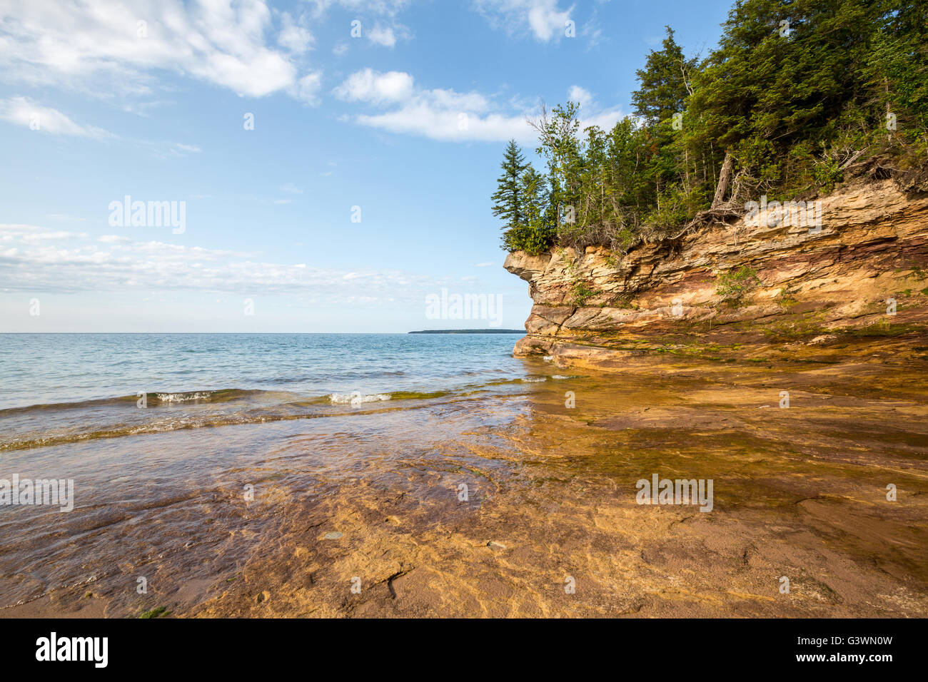 Pictured Rocks National Lakeshore vicino al treno Au Michigan. Chiare acque del lago Superior litorale della penisola superiore Foto Stock