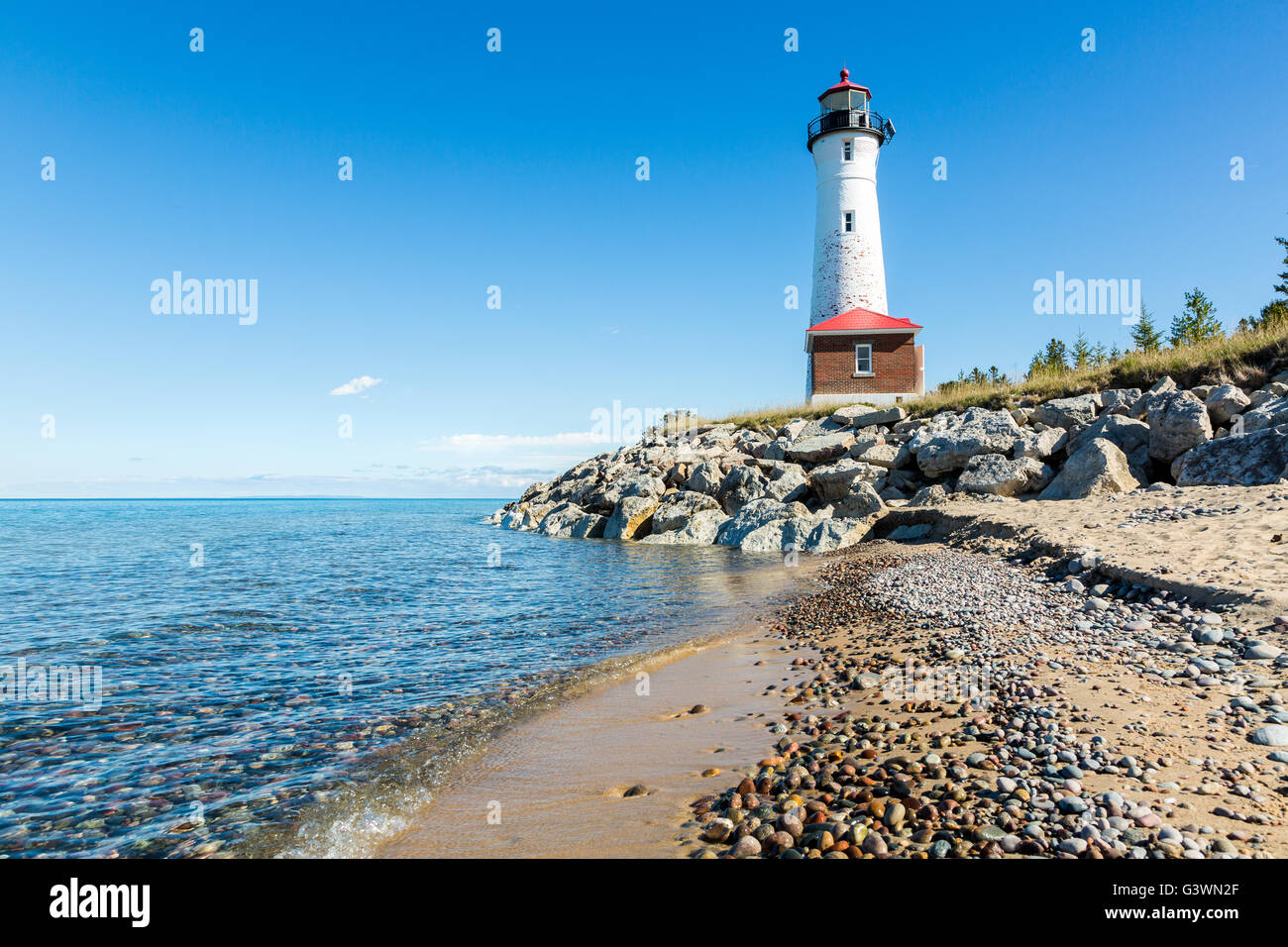 Punto nitido faro sulla riva del lago Superior nella Penisola Superiore del Michigan Foto Stock