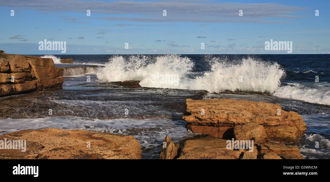 Rocce e schizzi le onde a Maroubra Beach. Foto Stock