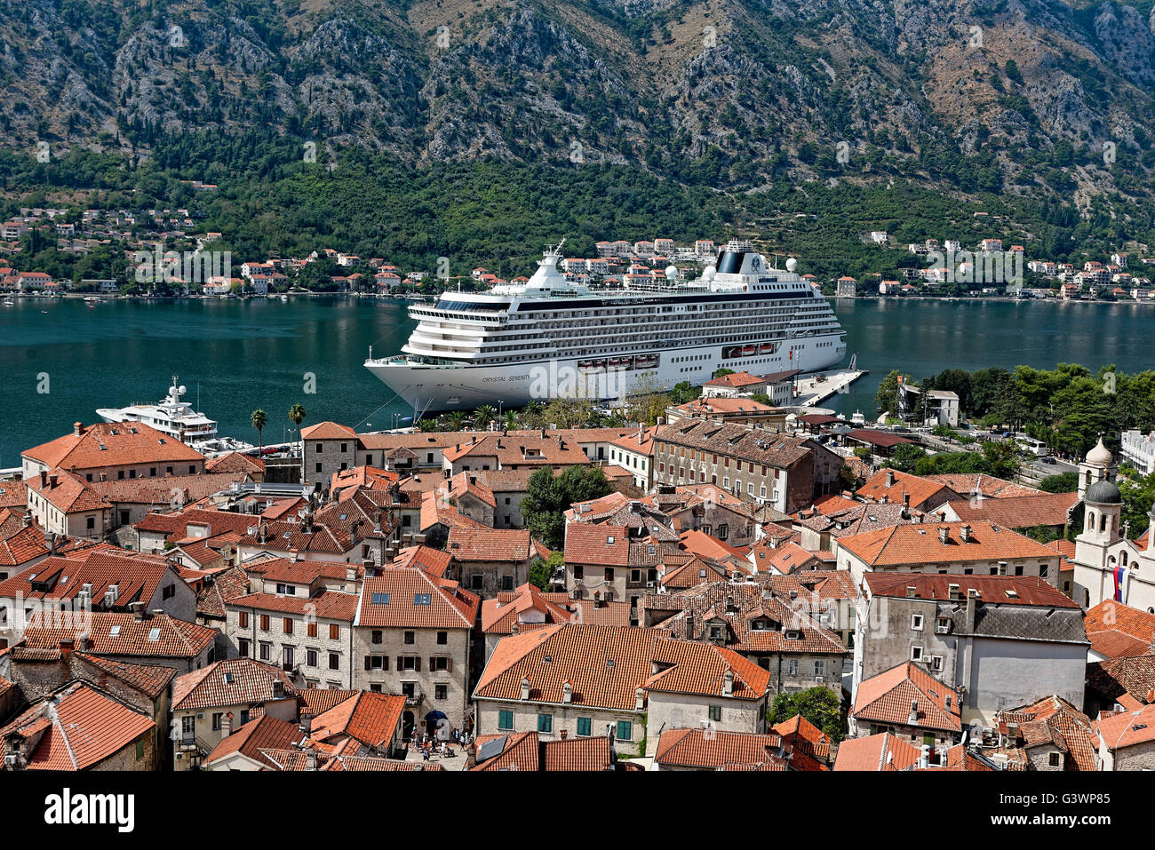 Vista della nave da crociera ancorata nella città vecchia di Kotor, un sito del patrimonio mondiale, Montenegro Foto Stock