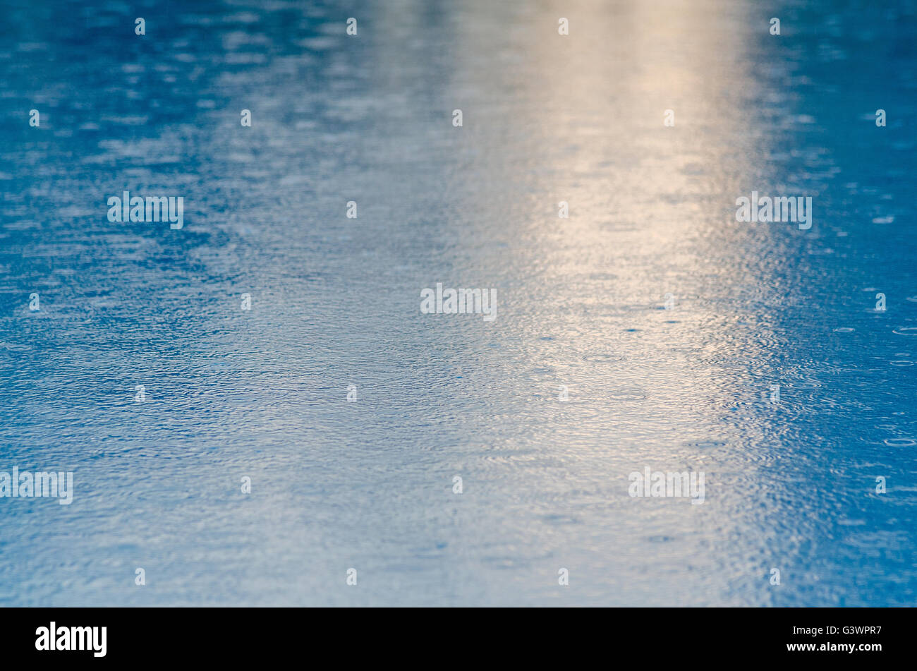 Gocce di pioggia in acqua Foto Stock