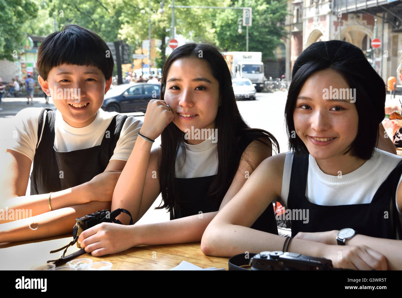 Giapponese cinese asiatica di giovani donne Kreuzberg nel famoso fast food Hamburger Burgermeister ( quartiere circostante Kottbusser Tor e Schlesisches Tor ) Berlino Germania Foto Stock