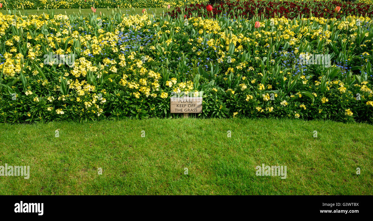 Legno 'tenere fuori l'Erba' firmare in un parco. Foto Stock